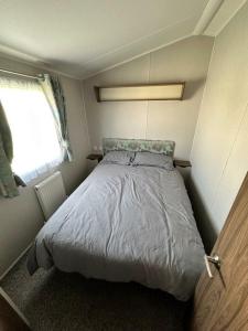 Postel nebo postele na pokoji v ubytování Blue Dolphin Holiday Park - Holiday Accommodation 18595