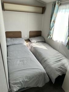 Postel nebo postele na pokoji v ubytování Blue Dolphin Holiday Park - Holiday Accommodation 18595