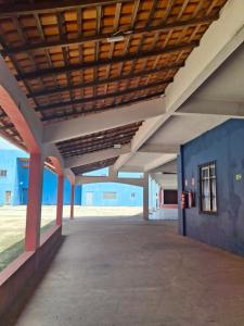 an empty building with red columns and a wooden ceiling at Aconchego benevides Barcelona in Benevides
