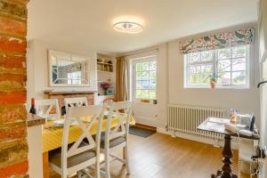 eine Küche und ein Esszimmer mit Tisch und Stühlen in der Unterkunft Riverside Cottage in Snape