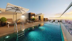 una piscina con sillas y una sombrilla junto a un edificio en Vista Skyline en Piso 13 - Entre Lince y San Isidro, en Lima