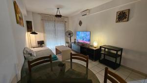 a living room with a table and a television at Departamento SAN LUIS CENTRO CON COCHERA in San Luis