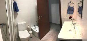 Ванная комната в New cozy apartment next to the beach!