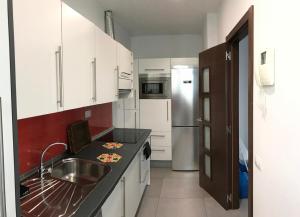 Кухня или мини-кухня в New cozy apartment next to the beach!
