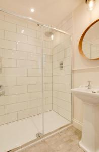 Et badeværelse på Holly Cottage + 13 billeder