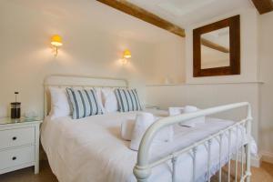 En eller flere senge i et værelse på Holly Cottage