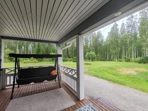 un porche con vistas a un patio en Magic Room, en Savonlinna