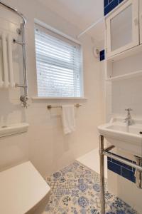 BodhamにあるDenbury Houseの洗面台とトイレを備えた白いバスルーム +24枚の写真