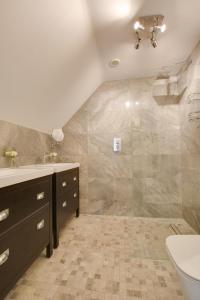 Un baño con ducha, lavabo e inodoro. en Denbury House, en Bodham