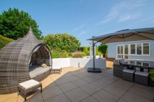 BodhamにあるDenbury Houseのパティオ(ソファ、パラソル付)