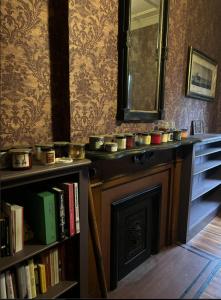 sala de estar con chimenea y espejo en The Parker House Bed and Breakfast, en Bath