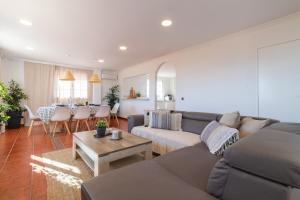 una sala de estar con un sofá y una mesa en Villa Veneguera + Seaview + Pool + Garden, en Maspalomas