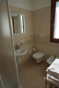 a bathroom with a sink and a toilet and a mirror at Appartamento Al Viandante in Mogliano Veneto