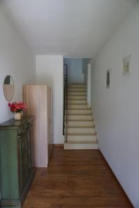 a hallway with stairs and a stair case at Appartamento Al Viandante in Mogliano Veneto