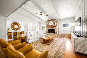 een woonkamer met een bank en een open haard bij Lake Access Pool Loungers Fire Pit Grill in McQueeney +36 foto's