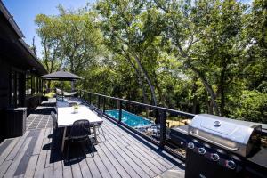 een terras met een tafel en een grill bij Lake Access Pool Loungers Fire Pit Grill in McQueeney