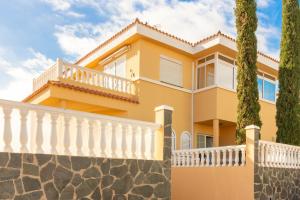 dom z białym płotem i drzewami w obiekcie Villa Veneguera + Seaview + Pool + Garden w mieście San Bartolomé