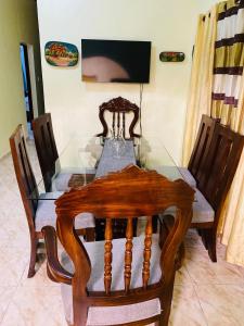 Imagen de la galería de Apartamento a 2 minutos de la Embajada de los Estados Unidos 3 Hab-5 cama- 3 baños- 2 Parqueo- Pueden dormir 8 personas- Residencial Privado, en Santo Domingo