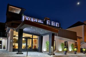 een hotelherberg met een bord erop bij Garni Hotel Zen in Niš