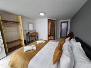 Кровать или кровати в номере Lukary Loft, Cozy Terraced House Near Mdina and St Pauls Church