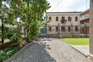 an apartment building with a fence and a yard at Elegant Apartment with private parking in downtown Padua in Padova