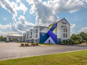 a hotel with a mural on the side of a building at Spark By Hilton Florence North I-95, Sc in Florence