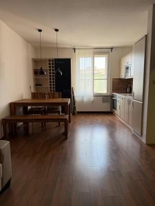 a living room with a table and a kitchen at CosyCentrumFlat in Slezská Ostrava