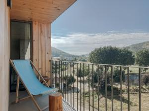 un portico con sedia blu sul balcone di Soadro do Zêzere - Hotel Rural e Restaurante a Valhelhas
