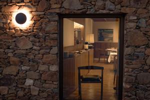 una porta che conduce in una camera con un muro di pietra di Soadro do Zêzere - Hotel Rural e Restaurante a Valhelhas Altre 41 foto