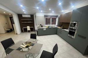 Η κουζίνα ή μικρή κουζίνα στο Private room 1 - Msida comfort