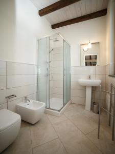 Ett badrum på Marina di Savoca