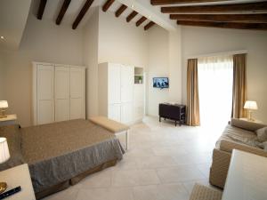 1 dormitorio con cama, sofá y ventana en Marina di Savoca, en Santa Teresa di Riva