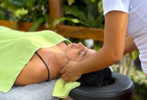 a woman getting a massage from a therapist at Star Búzios Pousada in Búzios