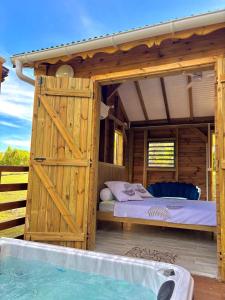 Postel nebo postele na pokoji v ubytování La pause verte bungalow