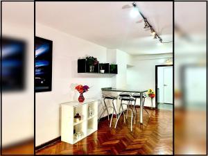 cocina con mesa y barra con taburetes en Gran monoambiente en centro de Buenos Aires (1C), en Buenos Aires