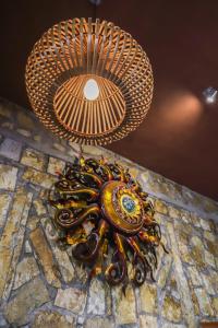 a chandelier with a bunch of scissors on a table at Hotel Bugambilias ciudad valles slp in Ciudad Valles