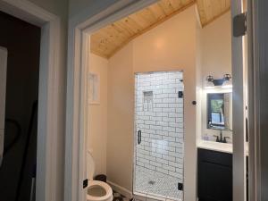 Ruth's Place Tiny Home Retreat 1 mile to town في Burnsville: حمام مع دش ومرحاض ومغسلة +42 صورة
