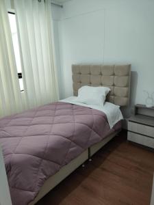 Un dormitorio con una cama grande y una ventana en Brand new apartment with an excellent location, en Cusco