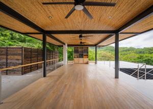 Μπαλκόνι ή βεράντα στο Modern 4BR with Pool, Walk2Beach, Yoga Deck, Sleeps 14