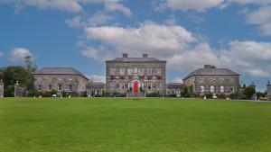 un gran edificio con un campo de césped delante de él en Bellinter House Hotel & Spa, en Navan