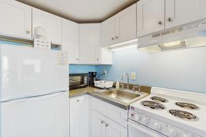 Kuchyň nebo kuchyňský kout v ubytování Sunrise at Renaissance + 38 fotografií