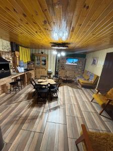 a living room with a table and chairs and a couch at Casa de Campo da Vó in Urupema +61 photos