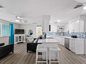 Nhà bếp/bếp nhỏ tại Tranquil & Spacious Heated Pool Hot Tub Parking