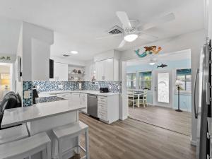 Nhà bếp/bếp nhỏ tại Tranquil & Spacious Heated Pool Hot Tub Parking +23 ảnh