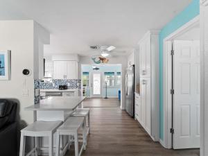 Nhà bếp/bếp nhỏ tại Tranquil & Spacious Heated Pool Hot Tub Parking