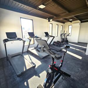 a gym with several treadmills and exercise bikes at Vane's House Consulado in Ciudad Juárez