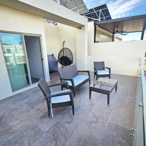 a patio with chairs and a table on a building at Vane's House Consulado in Ciudad Juárez