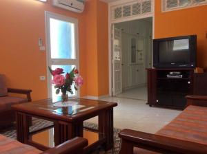 a living room with a vase of flowers on a table at Maison Myriam in Nabeul