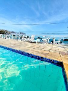 Πισίνα στο ή κοντά στο TOP 1 QUARTO com ESTACIONAMENTO em Condomínio com VISTA INCRIVEL - PORTARIA 24h, PISCINA, Sauna e Parquinho Infantil - Apartamento com Ar condicionado, Smart TV, Wi-Fi, Cozinha Completa, NETFLIX, Entre o MAR e a LAGOA, CUSTO BENEFICIO