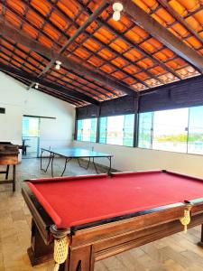 Τραπέζι μπιλιάρδου στο TOP 1 QUARTO com ESTACIONAMENTO em Condomínio com VISTA INCRIVEL - PORTARIA 24h, PISCINA, Sauna e Parquinho Infantil - Apartamento com Ar condicionado, Smart TV, Wi-Fi, Cozinha Completa, NETFLIX, Entre o MAR e a LAGOA, CUSTO BENEFICIO